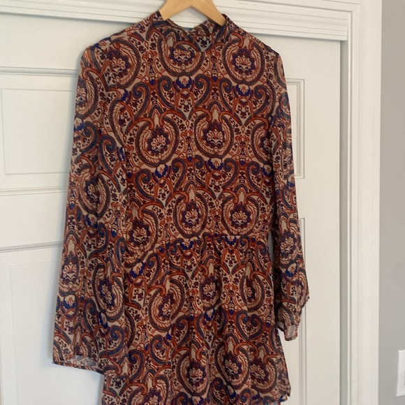 Bell sleeve pattern dress with bow-neck tie and open back - Picture 2 of 6